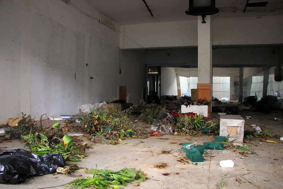 Chung cư mặt phố Hà Nội biến thành bãi tập kết rác thải hôi thối